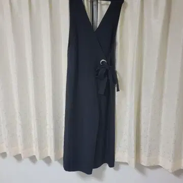 블랙 랩 스타일 살로펫과 허리 리본으로 묶는 팬츠 2장 세트.