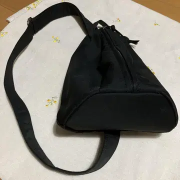 삼각형 디자인 블랙 숄더백