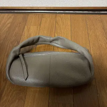 I need more shoes 천연 가죽 원 핸들 랩 백