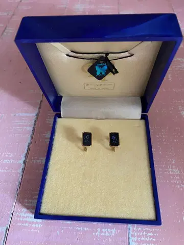 꽃무늬 디자인의 스터드 귀찌 Charming Collection