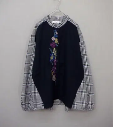 이즈스칼라 543264: 꽃나비 자수 체크 무늬 절개 셔츠