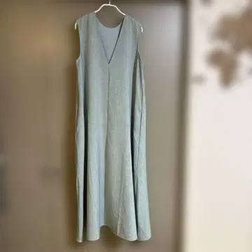 옅은 파란색 V넥 롱 원피스