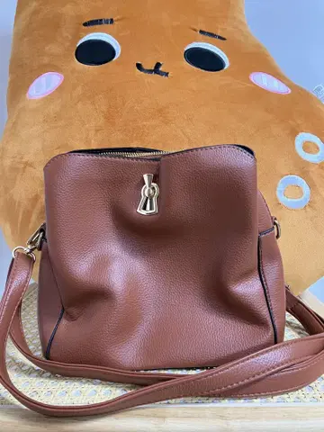 브라운 숄더백 합성 피혁
