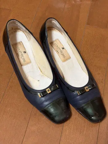 네이비와 블랙 하이힐 펌프스