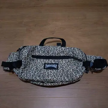 THRASHER 레오파드 무늬 바디백