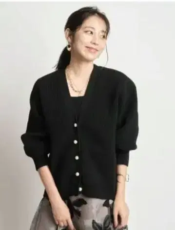 JUSGLITTY 펄 단추 루즈 가디건