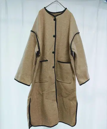 베이지 파이핑 코트 롱 코트 버튼 달린 노카라