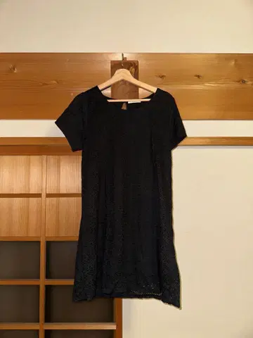 ARABIS 블랙 레이스 반팔 원피스