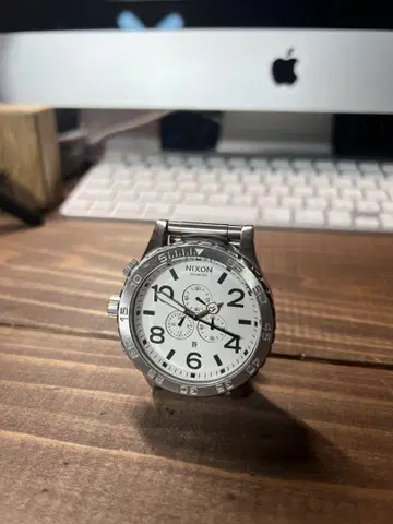 NIXON 크로노그래프 손목시계 화이트 다이얼