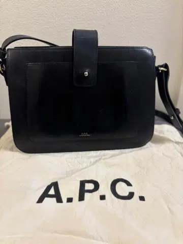 A.P.C. 블랙 가죽 숄더백