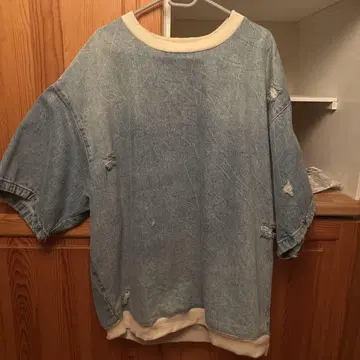 데님 블루 오버사이즈 T셔츠와 피케 셔츠