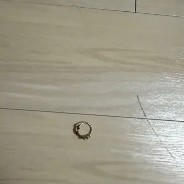 별과 꽃 모티브의 골드 컬러 반지