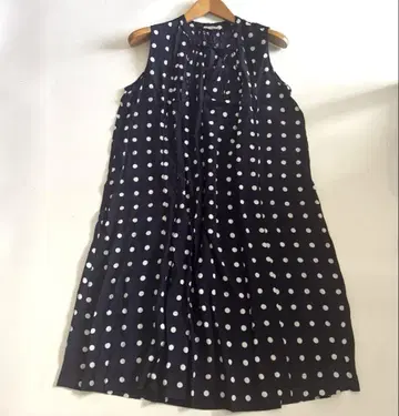 [ umii908 ] 45R 도트 무늬 슬리브리스 핀턱 셔츠 원피스