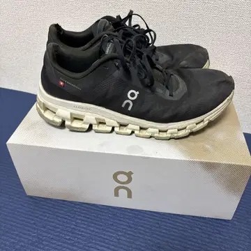 on Cloudflow 4 블랙/화이트 26.5cm