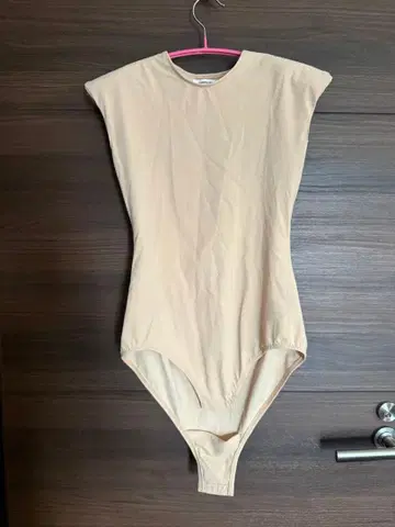 FUMIKAUCHIDA 파워 숄더 바디수트