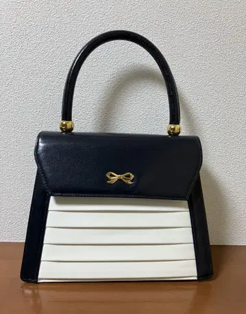 네이비 컬러 수트에 딱!! 귀여운 HANAE MORI 핸드백