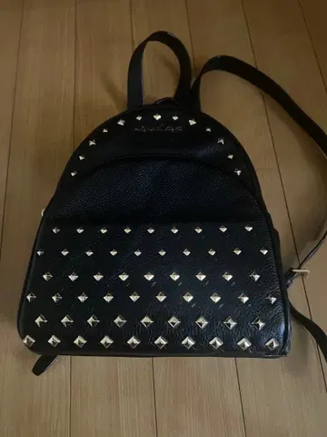 마이클 코스 스터드 장식 가죽 백팩