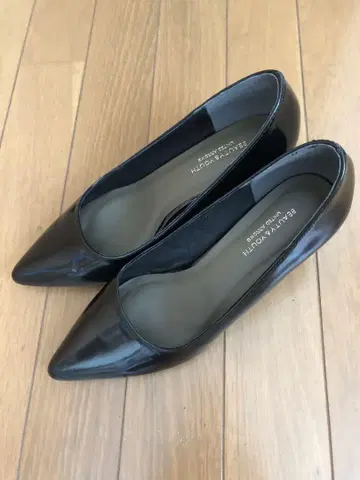 뷰티&유나이티드 애로우즈 에나멜 펌프스 블랙
