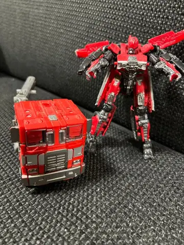 트랜스포머 빨간색 변형 피규어