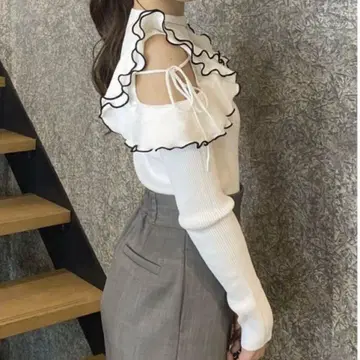 숄더 오픈 프릴 니트 dazzlin 화이트 화이트