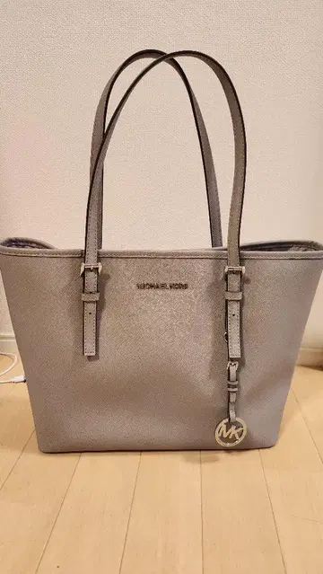 MICHAEL KORS 실버 토트백