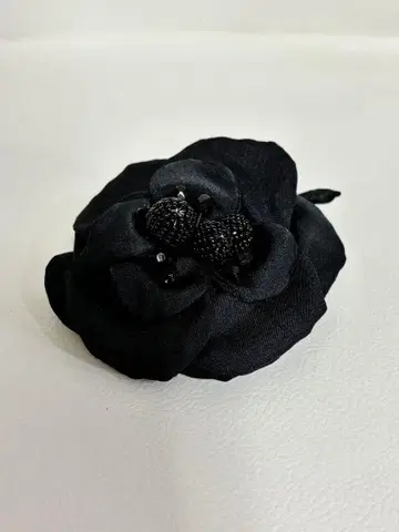 고급스러운 블랙 꽃 브로치 코사지 비즈 장식