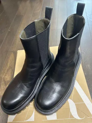 ZARA 블랙 가죽 트랙 밑창 사이드 고어 부츠