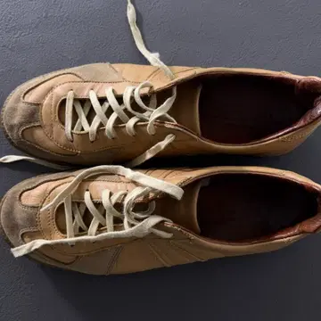 REPRODUCTION OF FOUND 저먼 트레이너 1700L