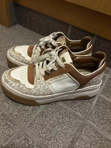 MICHAEL KORS 스니커즈 화이트/브라운