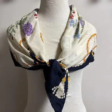 NINA RICCI 대형 스카프 꽃무늬 화이트 x 네이비 실크