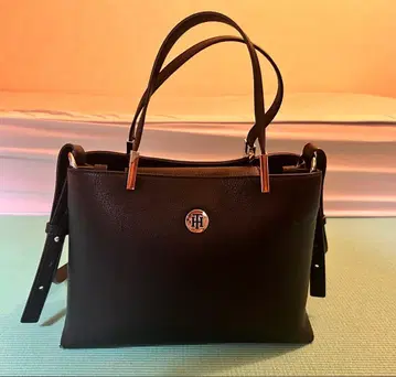 TOMMY HILFIGER 블랙 가죽 핸드백