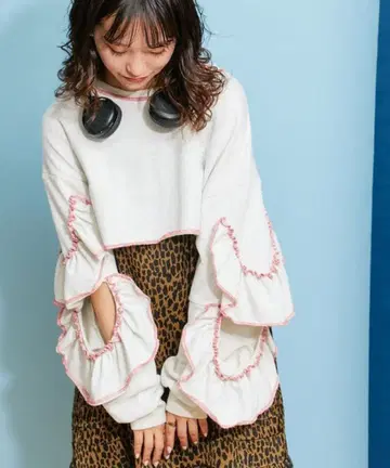 컷 아웃 프릴 상의 트레이닝복 아이보리
