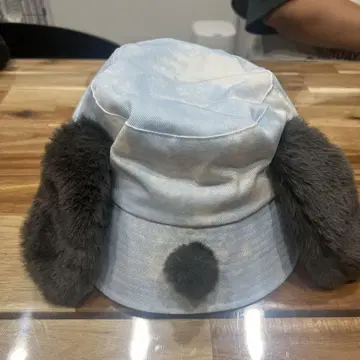 토끼 귀가 달린 스카이블루 모자