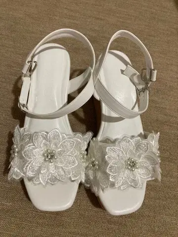 Me Chausse 꽃 장식 화이트 샌들
