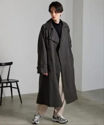 다크 그레이 더블 브레스트 트렌치코트