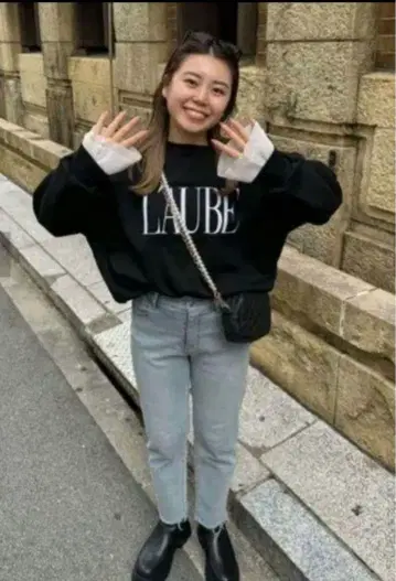 프로즈 베일 [ L'AUBE ] 플리츠 프릴 슬리브 로고 상의