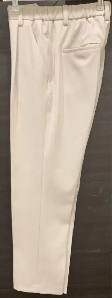 그레이쉬 화이트 테이퍼드 팬츠