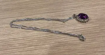 보라색 보석 목걸이