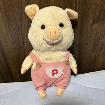 아기 돼지 푸통의 봉제 인형 오버롤 착용