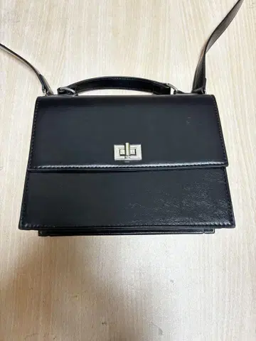 블랙 박스형 숄더백