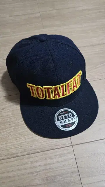 TOTALFAT 캡