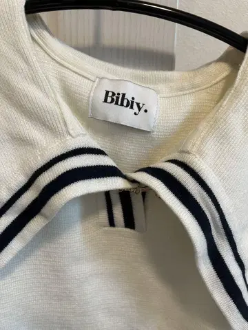 Bibiy. 세일러 카라 화이트 니트 얼룩 있음