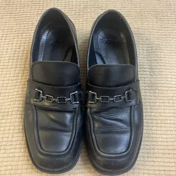 ZARA 블랙 가죽 로퍼 체인 디자인