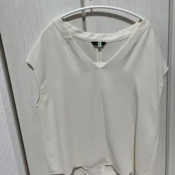크림색 V넥 반팔 상의