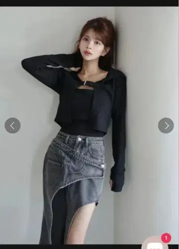 랜디 블랙 크롭 탑 컷 아웃