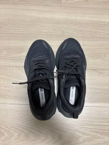 HOKA 러닝화 블랙