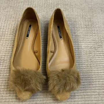 ZARA. 퍼 달린 베이지 플랫슈즈