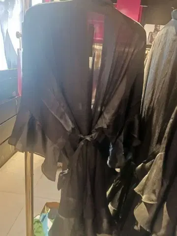 VS 새상품 프릴 장식 블랙 새틴 로브