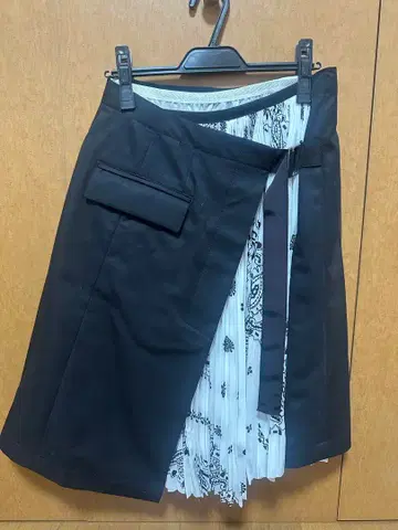 sacai 반다나 패턴 플리츠 스커트