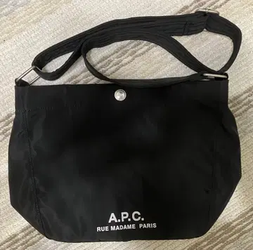 [ 새상품급 ] A.P.C. 저널 로고 스몰 숄더백